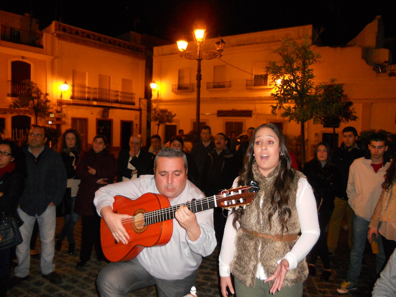 José Andrés Menguiano a la guitarra y Desireé Márquez interpretando la Salve